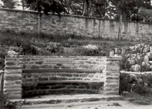 Mönichkirchen, Anton Wildgans Rast auf der Promenade, 03